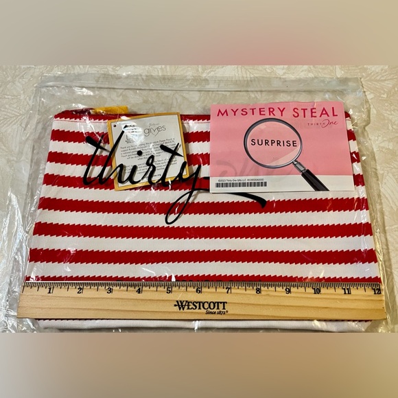 Thirty-one  31 Zipper Pouch.   Red wave.  New in packaging - Picture 3 of 4